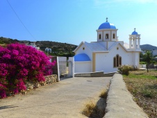 Eine kleine bunte Kirche auf der Lipsi Insel