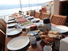 Frühstück serviert an Bord